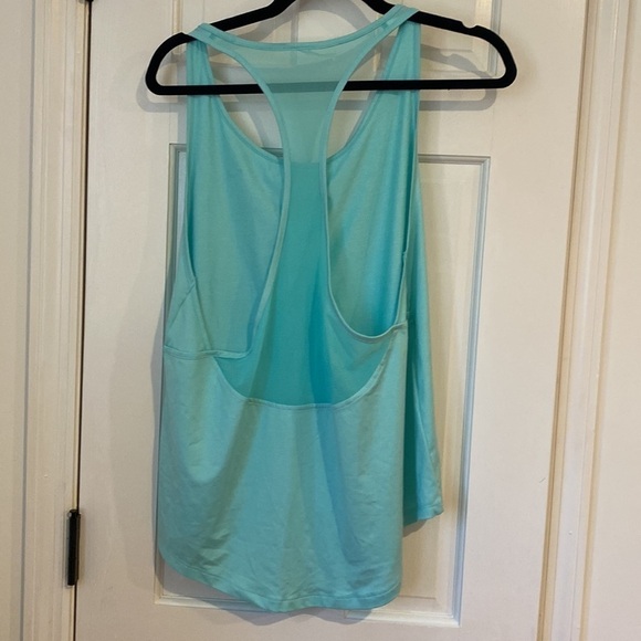 Lightly used Under Armour heat gear razor back loose style tank top size XL - Picture 4 of 5